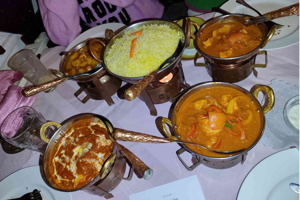Neujahrsauftakt bei torrivo, indisches Essen in traditionellen Schalen und Schüsseln angerichtet
